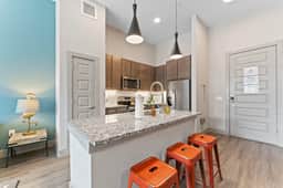Grand 1BR luxe suite close to Downtown w/ fast WiFi - Image 2