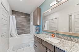 Grand 1BR luxe suite close to Downtown w/ fast WiFi - Image 4