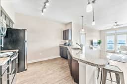 Top Floor SoCo 2BR King Suite | 8 mins to Downtown - Image 5