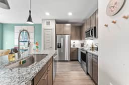Airy 1BR luxe suite close to Downtown w/ fast WiFi - Image 2