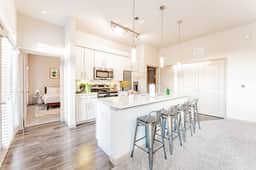 Spacious 2BR King Beds Suite, 8 Min to Downtown - Image 5