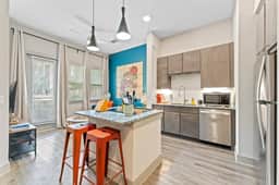 Tranquil 1BR luxe suite close to DT w/ fast WiFi - Image 3
