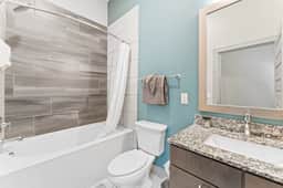 Tranquil 1BR luxe suite close to DT w/ fast WiFi - Image 4