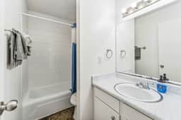 Prime SoCo chic 2BR king suite w/ pool, parking - Image 5