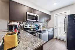 Quaint King Bed 1BR, 5 Min to DT w/ pool - Image 4
