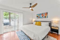 Prime SoCo airy 2BR king suite w/ pool, parking - Image 3