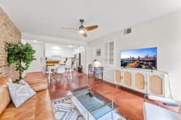 Prime SoCo airy 2BR king suite w/ pool, parking - Image 5