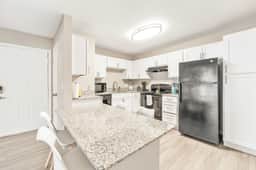 Quaint 2BR King Suite w Gym& close to DT - Image 5