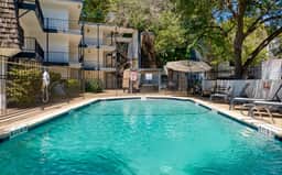 Prime SoCo cozy 1BR king suite w/ pool, parking - Image 5