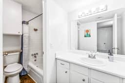 Prime SoCo cozy 1BR king suite w/ pool, parking - Image 4
