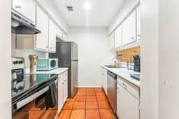 Prime SoCo cozy 1BR king suite w/ pool, parking - Image 3