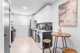 Prime SoCo cute studio w/ laundryWiFi, 7 Min to DT - Image 2