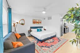 Prime SoCo cute studio w/ laundryWiFi, 7 Min to DT - Image 4