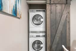 SoCo chic 1BR w/ pool, king bed, close to DT - Image 5