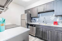 SoCo chic 1BR w/ pool, king bed, close to DT - Image 4