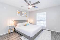 SoCo chic 1BR w/ pool, king bed, close to DT - Image 3