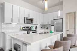 Elegant 2BR king suite, fast WiFi, 8 min to DT - Image 4