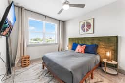 Modern 1BR luxe suite close to DT w/ fast WiFi - Image 2