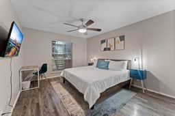SoCo 2BR warm suite, king bed, fast WiFi w/ pool - Image 4