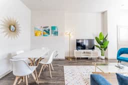 Huge 2BR suite close to Downtown w/ fast WiFi - Image 5