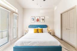Huge 2BR suite close to Downtown w/ fast WiFi - Image 2