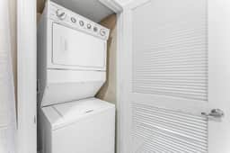 Comfy SoCo 1BR King Suite w/ GymPickleballLaundry - Image 5