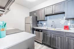 Trendy SoCo 1BR suite, king bed, fast WiFi w/ pool - Image 4