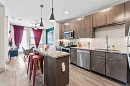 Comfy 1BR luxe suite close to Downtown w/ fast WiFi - Image 3