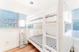 East Downtown 3BR Condo w Fast WiFi and Sleeps 8 - Image 5