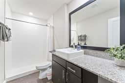 Spacious King Bed 2BR Suite, 5 Min to DT w/ pool - Image 5