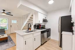 Ideal 2BR king suite close to UT, Moody Center - Image 5