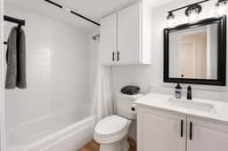 Ideal 2BR king suite close to UT, Moody Center - Image 4