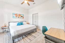 Top Floor 2BR King Beds Suite, 8 Min to Downtown - Image 2