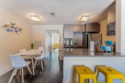 King bed 1BR close to Downtown w fast wifi w/ pool - Image 3