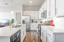 Serene 2BR king suite, fast WiFi, 8 min to Downtown - Image 4