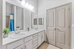 Homey 2BR suite close to Downtown w/ fast WiFi - Image 5