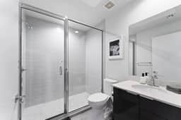Prime East Downtown Studio w/ pool, gym, laundry - Image 4