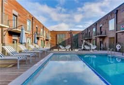 Prime East Downtown Studio w/ pool, gym, laundry - Image 5
