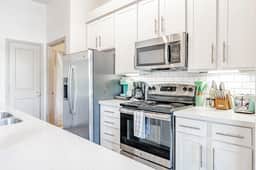 Comfy 2BR king suite, fast WiFi, 8 min to Downtown - Image 5
