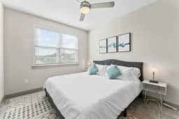 Fun king 1BR suite close to Downtown w/ gym - Image 3