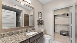 Fun king 1BR suite close to Downtown w/ gym - Image 4