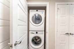Fun king 1BR suite close to Downtown w/ gym - Image 5