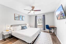 SoCo 2BR corner suite, king bed, fast WiFi w/ pool - Image 3