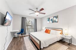 SoCo 2BR corner suite, king bed, fast WiFi w/ pool - Image 4