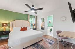 NRG MedCenter 2BD/2.5BA w FencedYard & King Bed - Image 3