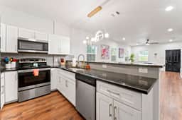 NRG MedCenter 2BD/2.5BA w FencedYard & King Bed - Image 5
