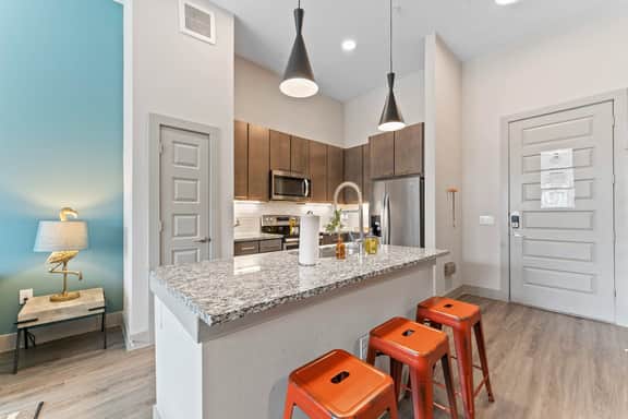 Grand 1BR luxe suite close to Downtown w/ fast WiFi - Image 2