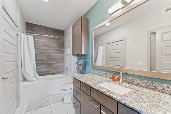 Grand 1BR luxe suite close to Downtown w/ fast WiFi - Image 4