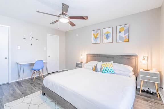 SoCo 1BR suite, king bed, close to Downtown w pool - Image 3