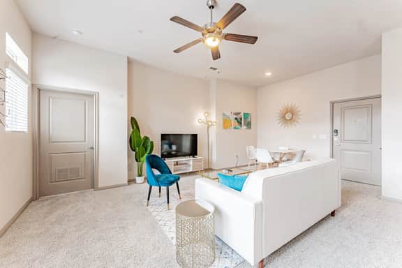 Warm 2BR suite close to Downtown w/ fast WiFi - Image 5